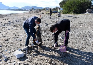 Kemer Sahillerinde Temizleye Devam